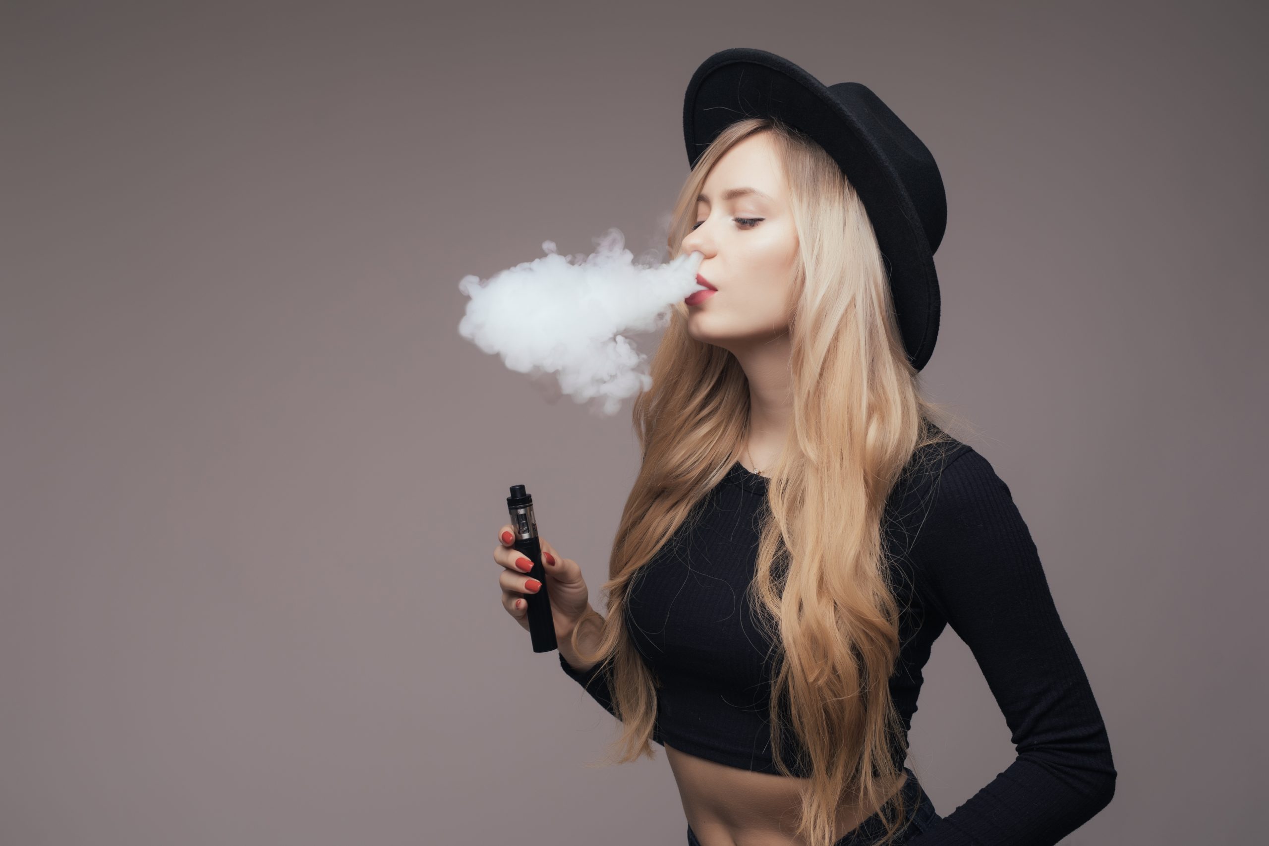 vape femme Cigarette électronique femme main image 0